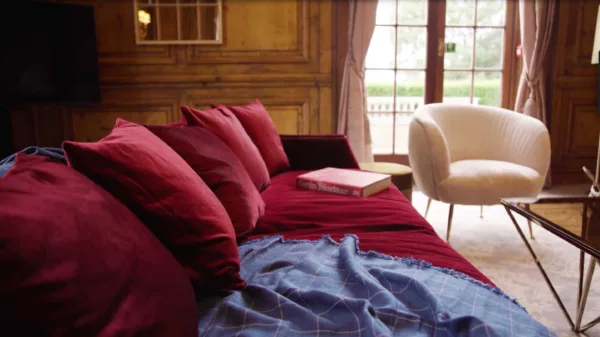 'Vivien Leigh' Red Velvet Sofa